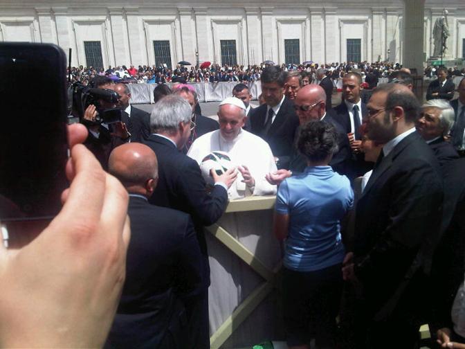 Papa Francesco riceve da Beretta il pallone della Coppa Italia 2013